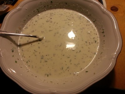 die Soße macht ihr, indem ihr Ayran, Creme Fraiche, Yogurt, Knoblauch, Salz und Kräuter je nach Wunsch vermischt