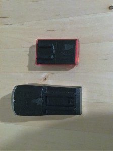 Lichter und der Unterseite betrachtet. Der Einschub für das Microsd ladekabel ist jeweils unter einer Gummiklappe verborgen. Daher auch die Spritzwasserfestigkeit